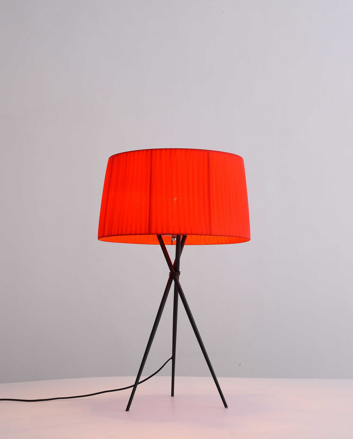 30" Black Metal Tripod Tripod Lamp Table Lamp With Red Empire Shade